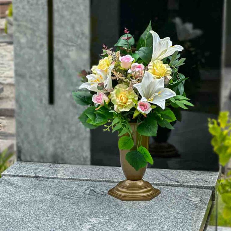 Bukiet na cmentarz ze sztucznych kwiatów. Białe lilie, żółte róże, różowe różyczki. Cała kompozycja. Kompozycja na nagrobku. Zdjęcie-kwadrat-08.