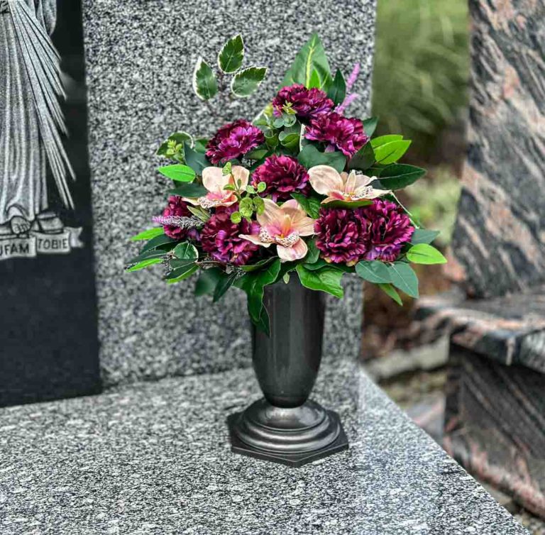 Bukiet na cmentarz ze sztucznych kwiatów. Jasne storczyki i purpurowe goździki. Kompozycja na nagrobku. Zdjęcie-kwadrat-12.