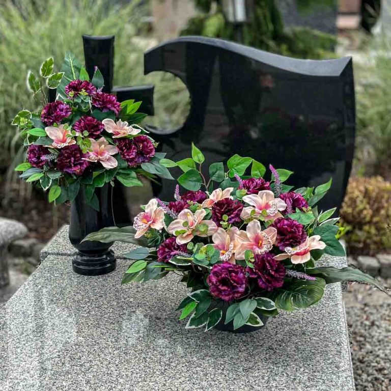 Stroik na cmentarz komplet ze sztucznych kwiatów. Jasne storczyki i purpurowe goździki. Cała kompozycja. Kompozycja na nagrobku. Zdjęcie-kwadrat-22.