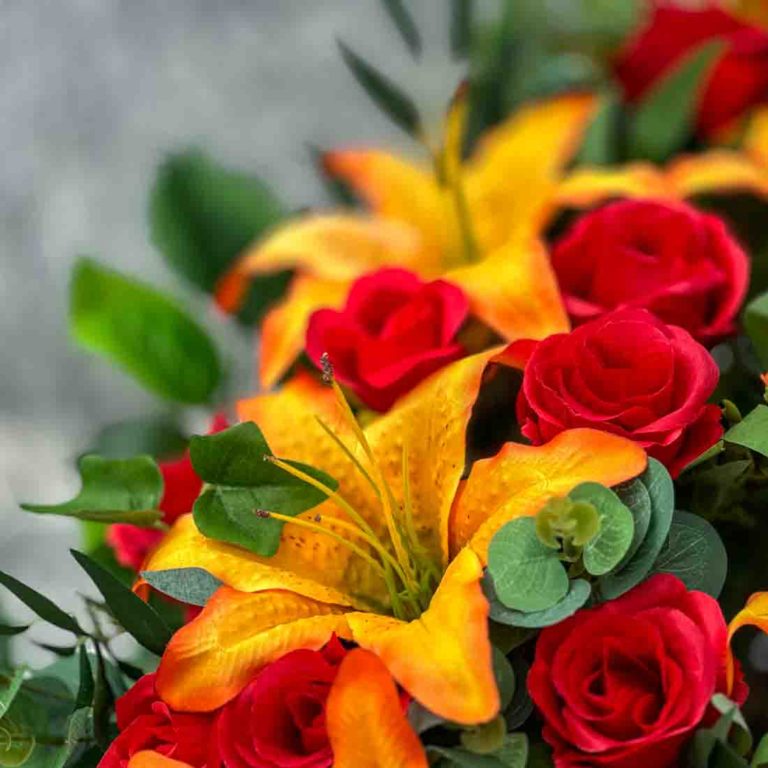 Stroik na cmentarz ze sztucznych kwiatów. Pomarańczowe kalie i czerwone róże. Kompozycja na nagrobku. Zdjęcie-kwadrat-14.