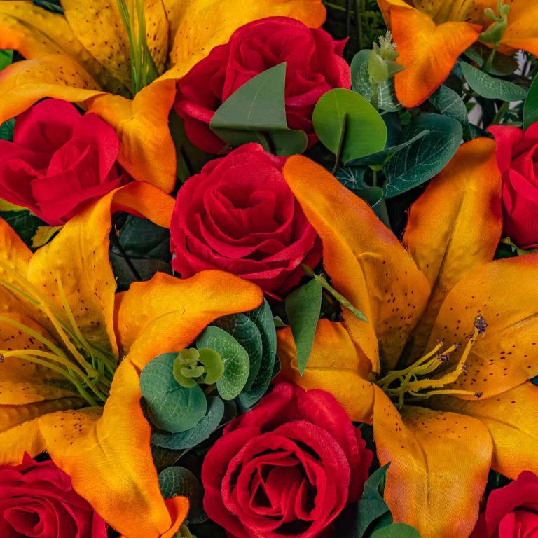 Stroik na cmentarz komplet ze sztucznych kwiatów. Pomarańczowe kalie i czerwone róże. Detal kompozycji. Rośliny na całym obrazie. Zdjęcie-kwadrat-11.