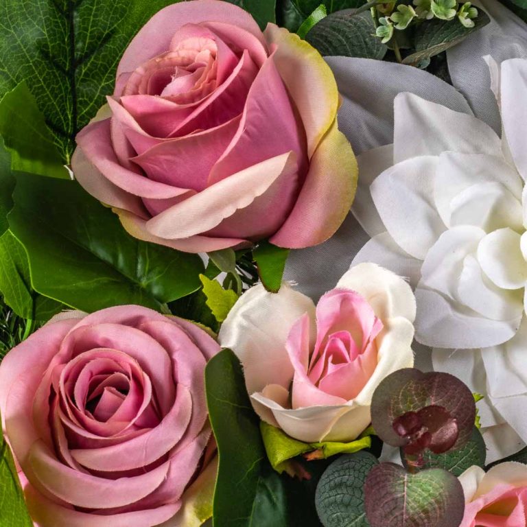 Stroik na cmentarz komplet ze sztucznych kwiatów. Białe dalie, różowe róże. Detal kompozycji. Rośliny na całym obrazie. Zdjęcie-kwadrat-01.