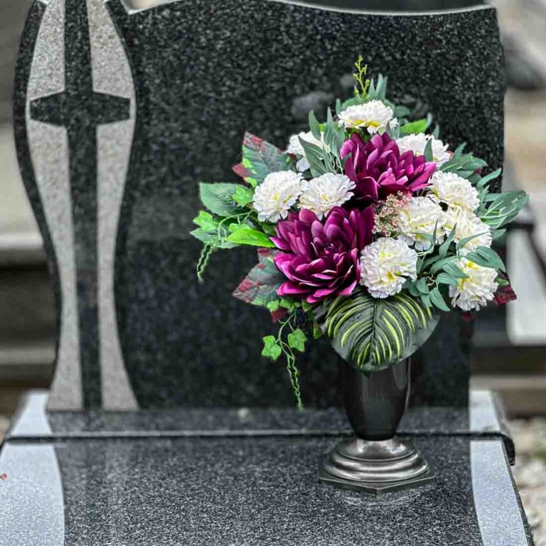 Bukiet na cmentarz ze sztucznych kwiatów. Purpurowe dalie, białe goździki. Kompozycja na nagrobku. Zdjęcie-kwadrat-12.