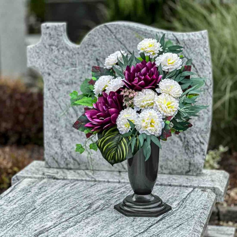 Bukiet na cmentarz ze sztucznych kwiatów. Purpurowe dalie, białe goździki. Kompozycja na nagrobku. Zdjęcie-kwadrat-13.