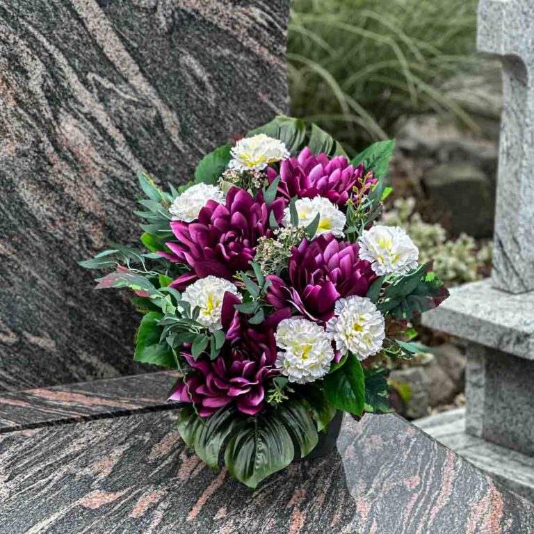 Stroik na cmentarz ze sztucznych kwiatów. Purpurowe dalie, białe goździki. Kompozycja na nagrobku. Zdjęcie-kwadrat-14.