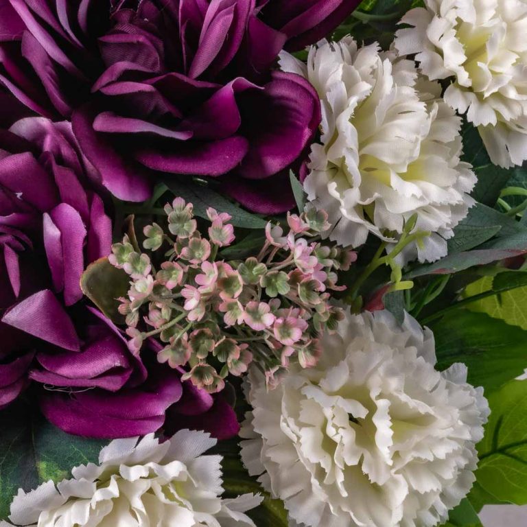 Bukiet na cmentarz ze sztucznych kwiatów. Purpurowe dalie, białe goździki. Detal kompozycji. Rośliny na całym obrazie. Zdjęcie-kwadrat-05.