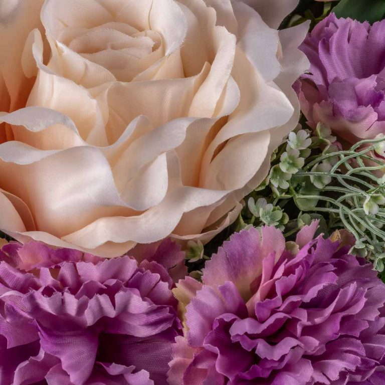 Stroik na cmentarz komplet ze sztucznych kwiatów. Różowe róże, fioletowe goździki. Detal kompozycji. Rośliny na całym obrazie. Zdjęcie-kwadrat-02.