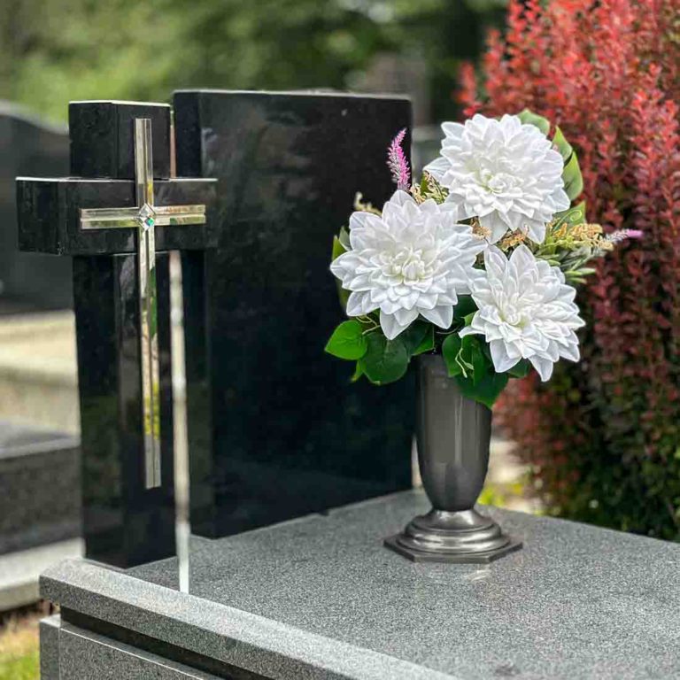 Bukiet na cmentarz ze sztucznych kwiatów. Białe dalie, fioletowe wrzosy. Kompozycja na nagrobku. Zdjęcie-kwadrat-12.