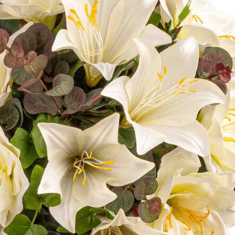 Stroik na cmentarz ze sztucznych kwiatów. Amarylis biały, lilie białe. Detal kompozycji. Kwiaty na całym obrazie. Zdjęcie-kwadrat-5.