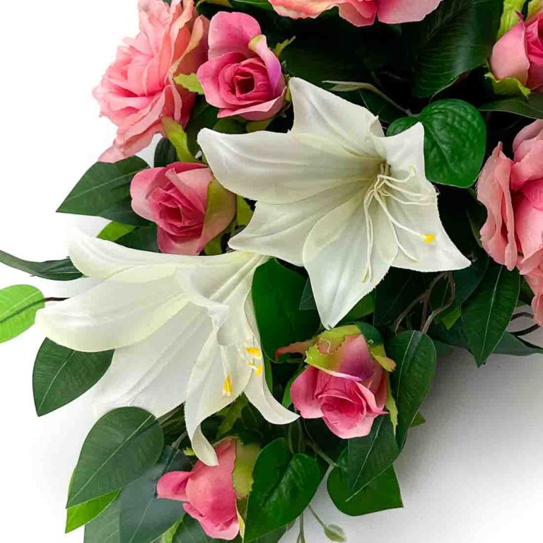 Stroik na cmentarz ze sztucznych kwiatów. Lilia biała, róże różowe. Detal kompozycji. Białe tło. Zdjęcie-kwadrat-5.