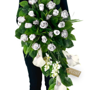 Eleganckie kompozycje na cmentarz – ozdoba grobu, która nie potrzebuje pielęgnacji.