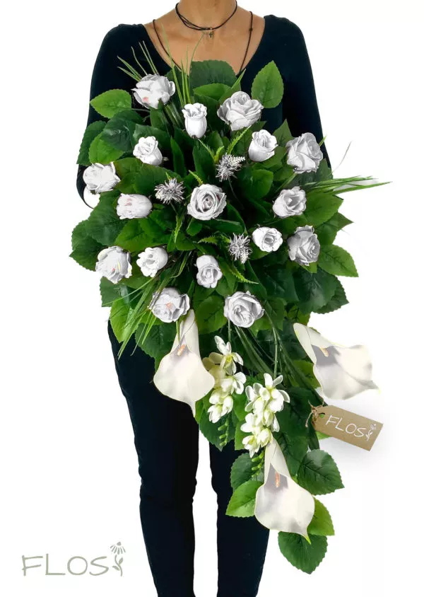 Eleganckie kompozycje na cmentarz – ozdoba grobu, która nie potrzebuje pielęgnacji.
