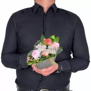 Nowoczesne stroiki na cmentarz ze sztucznych kwiatów z zielonymi dodatkami, inspirowane naturą.