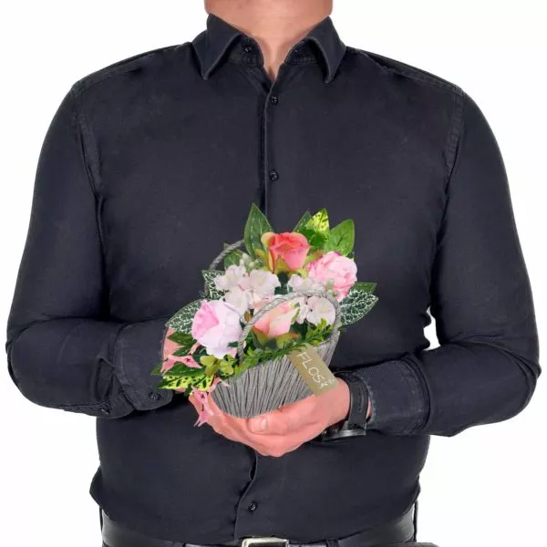 Nowoczesne stroiki na cmentarz ze sztucznych kwiatów z zielonymi dodatkami, inspirowane naturą.