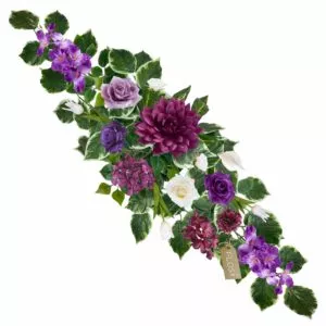 Eleganckie kompozycje na cmentarz – wytrzymałe ozdoby na długie lata.