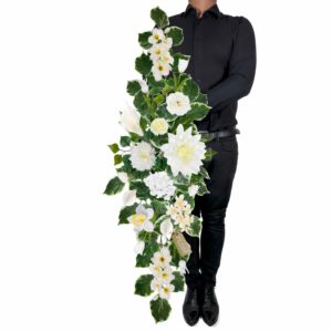 Eleganckie kompozycje na cmentarz – trwały symbol pamięci i szacunku.