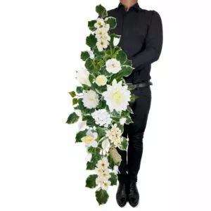 Eleganckie kompozycje na cmentarz – trwały symbol pamięci i szacunku.
