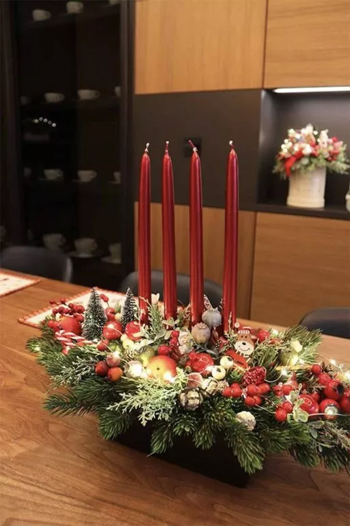 Stroik świąteczny z dodatkami i światełkami . Stroiki bożonarodzeniowe z bordowymi świecami