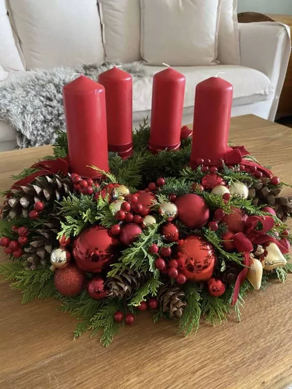 Stroik świąteczny z jagodami i bombkami. Stroik adwentowy z dużą ilością bombek czerwonych i złotych. Stroik bożonarodzeniowy na stół elegancka dekoracja.