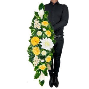 Duże stroiki na cmentarz to elegancka ozdoba, która nie wymaga pielęgnacji.