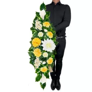 Duże stroiki na cmentarz to elegancka ozdoba, która nie wymaga pielęgnacji.