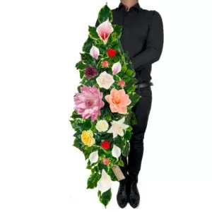 Duże stroiki na cmentarz to kompozycja, która podkreśla elegancję i spokój miejsca.