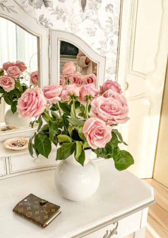 Sztuczne róże stojące na szafce