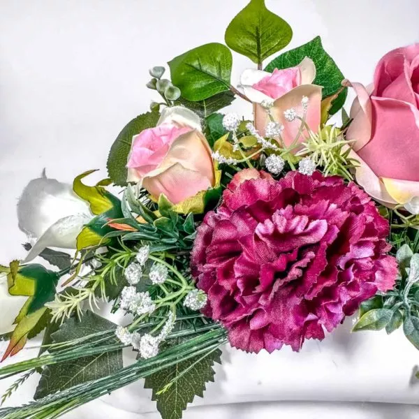 Eleganckie kompozycje na cmentarz – dekoracje, które nie wymagają troski.